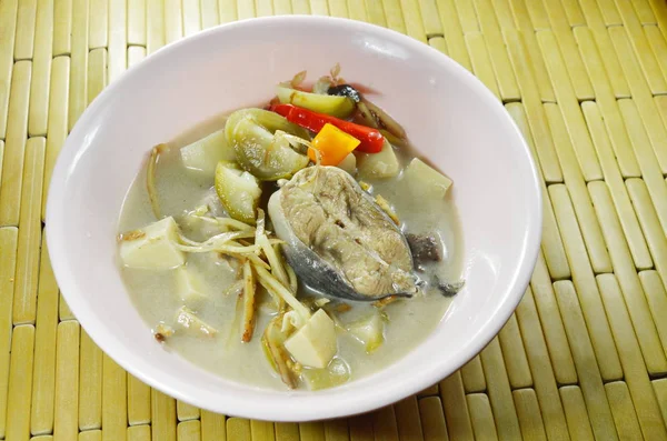 Peixe-gato picante cozido com broto de bambu e berinjela cobertura de raiz de dedo de fatia na sopa de leite de coco na tigela — Fotografia de Stock
