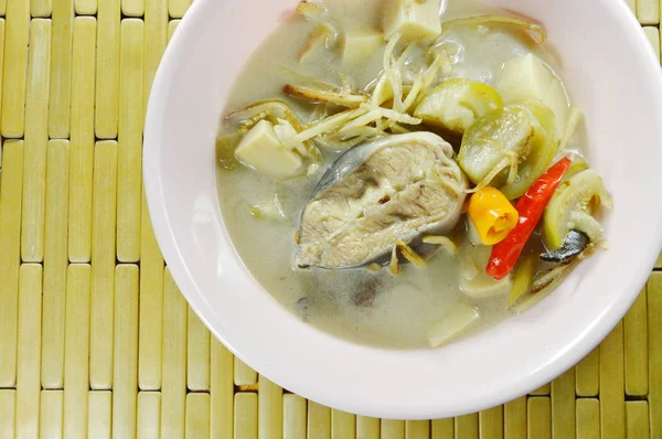 Kruidig gekookt meerval met bamboe spruit en aubergine topping segment vinger wortel in kokosmelk soep op bowl — Stockfoto