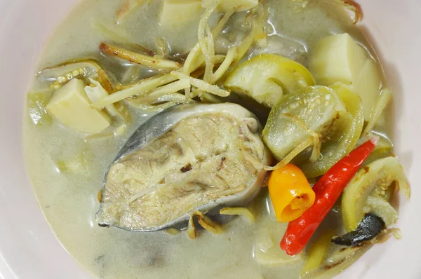 Kryddig kokt havskatt med bambuskott och aubergine toppning slice finger rot i kokosmjölk soppa på skål — Stockfoto