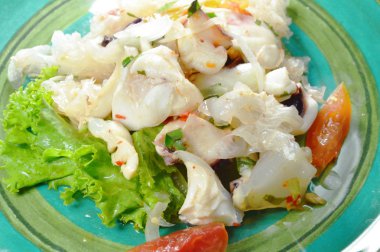  Tayland baharatlı kalamar salatası ve taze sebze.