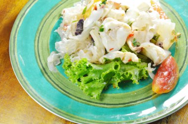  Tayland baharatlı kalamar salatası ve taze sebze.