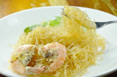  cam şehriye ve yemek çatalı ile haşlanmış karides