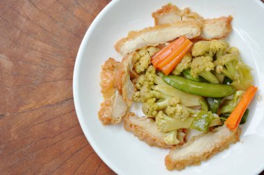  havuç ve tavuk plaka üzerinde tepesi Bahçe bezelye ile kızarmış karnabahar karıştırın