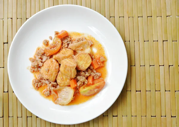 Tofu all'uovo fritto con carne di maiale macinata in salsa agrodolce su piatto bianco — Foto Stock