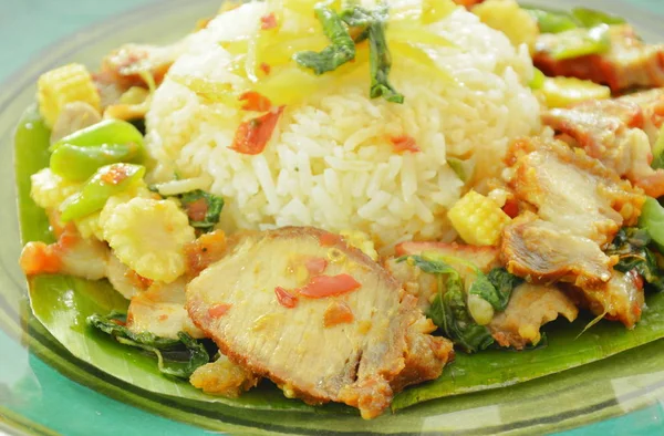 Bumbu goreng daging babi manis panggang dan renyah dengan daun kemangi di atas nasi — Stok Foto