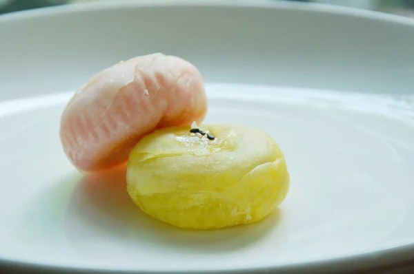 Chinese cake gevuld geprakte zoete bonen bijvullen en zwarte sesam op plaat — Stockfoto