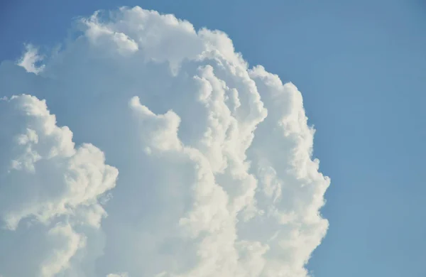 Nagy felhő terjed az égen napsütésben — Stock Fotó