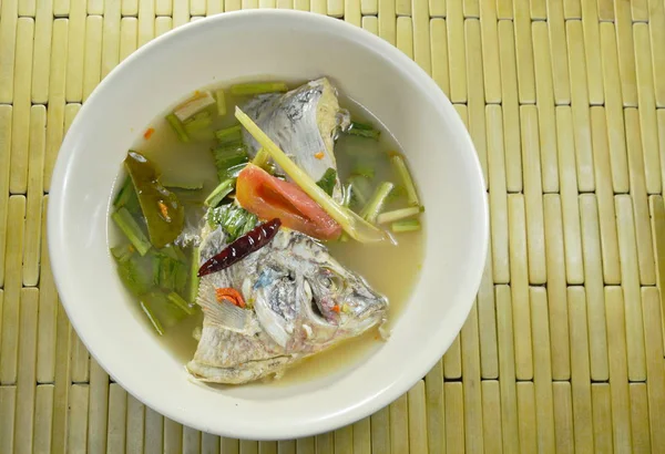 Picante cozido cabeça de peixe Tilapia na sopa Tom Yum na tigela — Fotografia de Stock