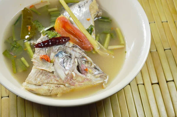 Cabeza de pescado de mango hervido picante en sopa de Tom Yum en un tazón — Foto de Stock