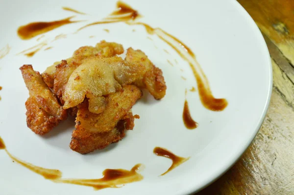 Salsa de tomate aderezo de pollo frito en plato blanco — Foto de Stock