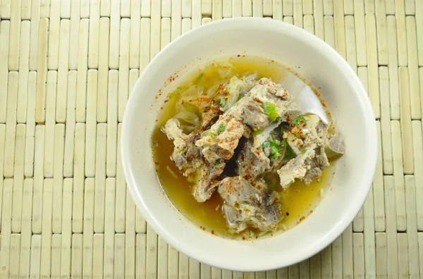 Tempero cozido carne de porco osso molho de pimenta de caiena sopa na tigela — Fotografia de Stock