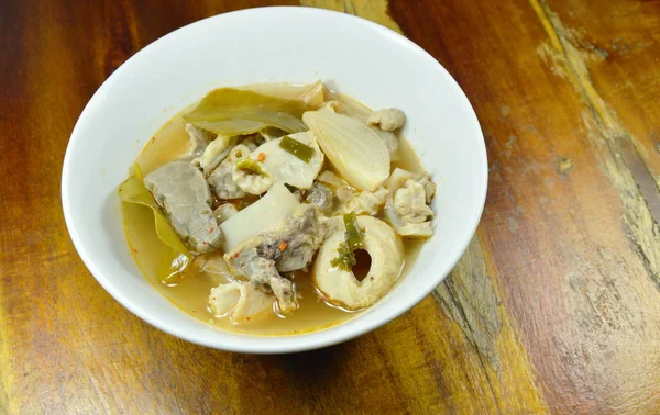 Варені пряні свинини надрах в Tom Yum суп на миску — стокове фото