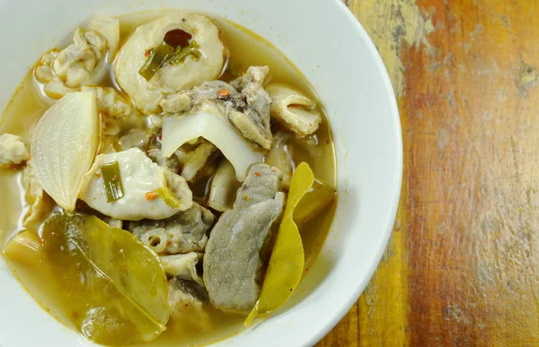 Pikant varkensvlees ingewanden in Tom Yum soep op bowl gekookt — Stockfoto