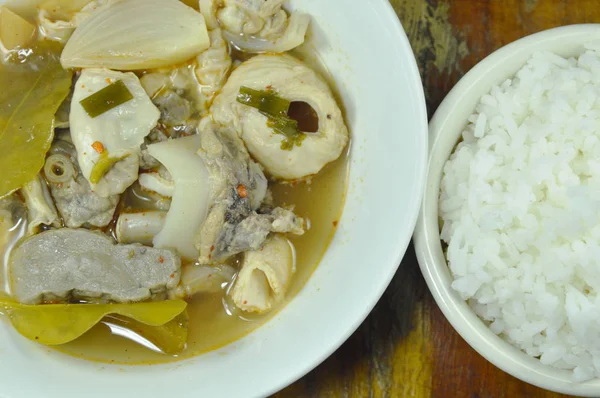 Gekookte pikant varkensvlees ingewanden in Tom Yum soep op kom eten paar met witte rijst — Stockfoto