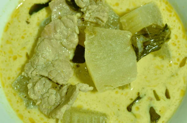 Melão de inverno cozido picante com carne de porco de fatia em curry verde e sopa de leite de coco na tigela — Fotografia de Stock