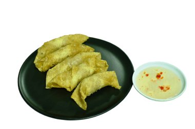 Kızarmış Çin hamur hamuru sarılı domuz sosisi tatlı ve baharatlı sos. 