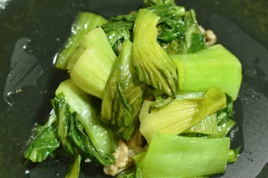  Çin lahanası ve domuz eti ile soya sosunu karıştır.