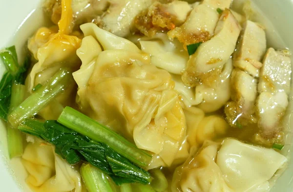 Κινέζικα ζυμαρικά γεμιστά γαρίδες συμπληρώνοντας φέτα τραγανό χοιρινό με σαφή σούπα στο μπολ — Φωτογραφία Αρχείου