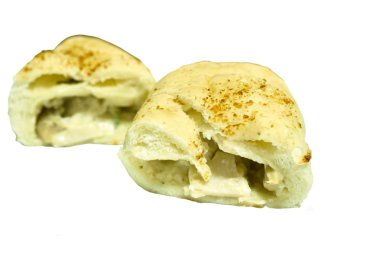 Beyaz arka planda mantar püresi soslu baharatlı tavuk.