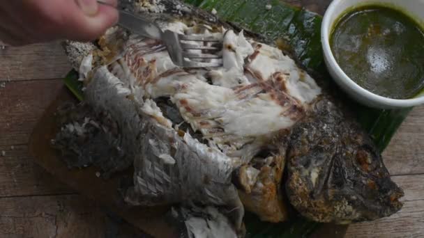 Pescado Mango Parrilla Envolviendo Sal Apuñalado Por Tenedor Salsa Picante — Vídeo de stock