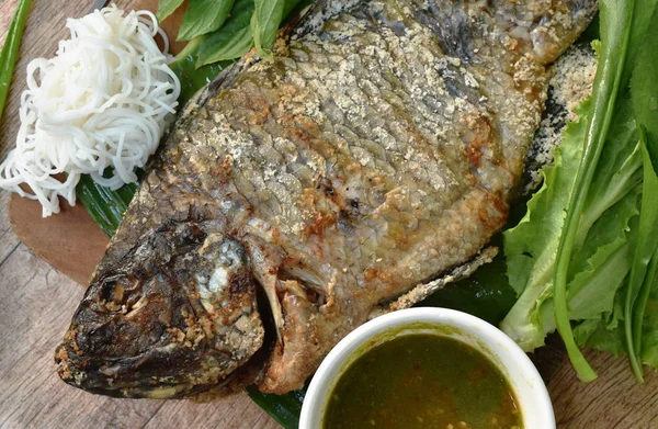 Peixe de manga grelhado embrulho sal comer casal com molho picante de imersão vegetal — Fotografia de Stock