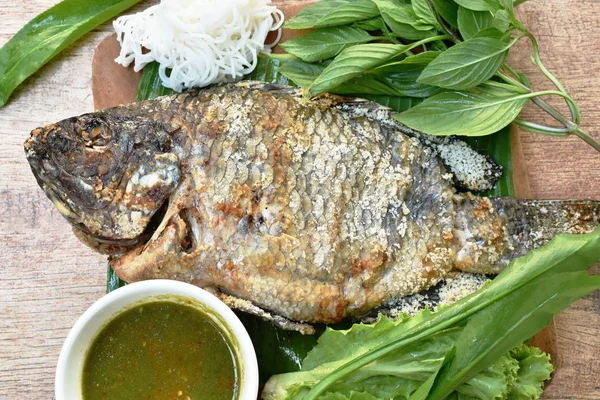 Grigliate di pesce al mango confezionamento sale mangiare coppia con salsa piccante immersione vegetale — Foto Stock