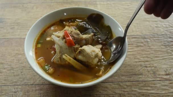 Hueso Cerdo Caliente Picante Con Tamarindo Sopa Hierbas Tailandesas Tazón — Vídeo de stock