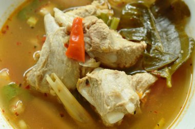 sıcak ve baharatlı domuz kemik demirhindi ve Tay otlar çorba kase üzerinde  