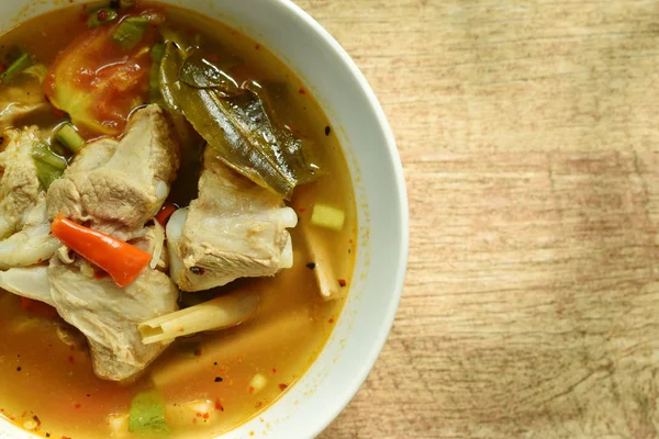 Warme en pittige varkensvlees bot met tamarinde en Thaïse kruiden soep op bowl — Stockfoto