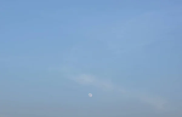 Vollmond am hellen Himmel am Abend — Stockfoto