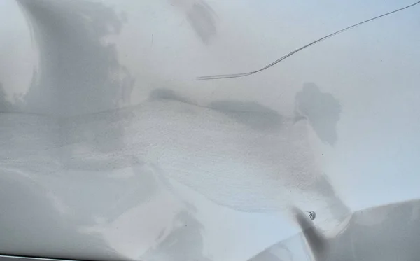 Libbra e graffio da incidente sul colore argento auto sfondo e texture — Foto Stock
