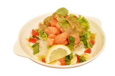 Sebze soslu taze somon. Tabakta salata.