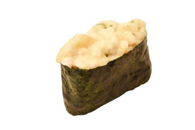 Beyaz arka planda taklit yengeç salatası maki suşi Japon yemeği
