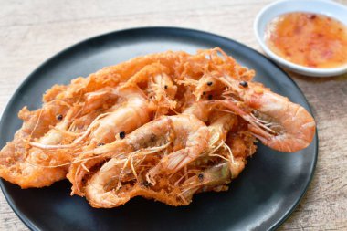  Kızarmış karides unlu ve tatlı biber soslu.