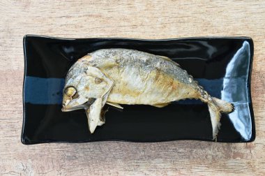 Tabakta kızartılmış uskumru balığı