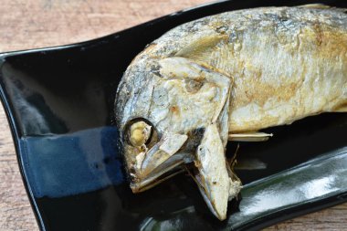  Tabakta kızartılmış uskumru balığı