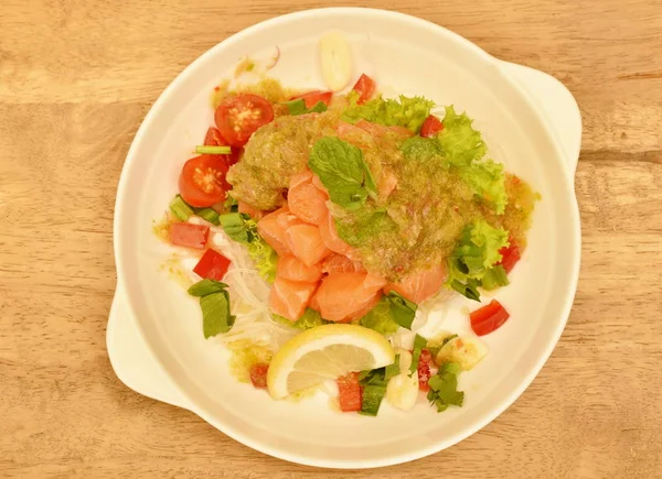 Salmão fresco com salada de molho picante vegetal em prato — Fotografia de Stock