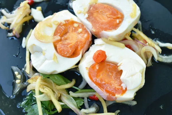 Setengah telur rebus dipotong dengan irisan salad jahe di piring — Stok Foto