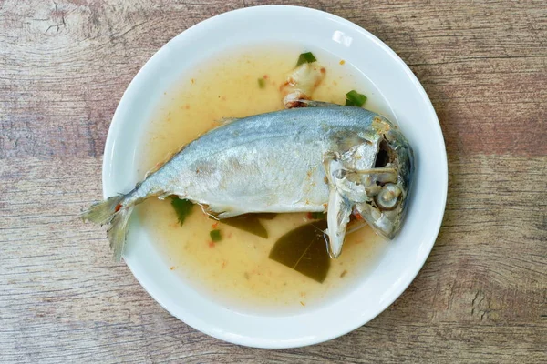 Soupe aigre-épicée au maquereau bouilli dans une assiette — Photo