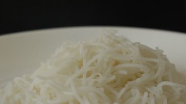 Baharatlı uskumru soslu pirinç eriştesi tabakta köri sosu.