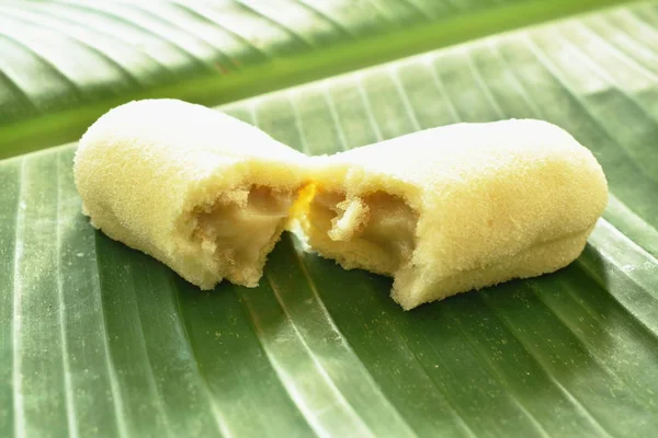 Pastel de esponja relleno crema de plátano en la hoja — Foto de Stock