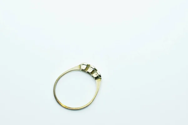 Diamentowy pierścień srebrny układający się na białym tle — Zdjęcie stockowe