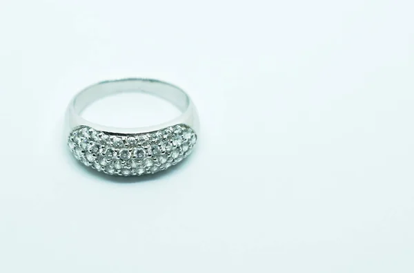 Anel de prata diamante arranjando no fundo branco — Fotografia de Stock