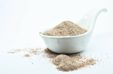  Himalaya siyah tuzu ya da beyaz arka planda kaşık üzerindeki volkanik kaya tuzu