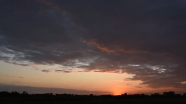 Akşam vakti Tayland kırsalındaki çeltik tarlasında gün batımı