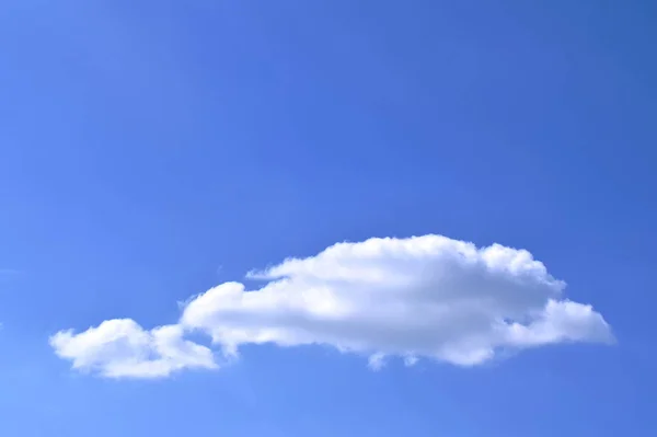 Λευκό σύννεφο που επιπλέει στον ουρανό σε ηλιόλουστη μέρα — Φωτογραφία Αρχείου