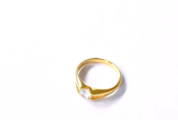 镶嵌在白底的金戒指上的钻石 — 图库照片