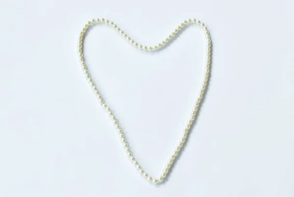 Gyöngy nyaklánc elrendezése kandalló alakú fehér háttér — Stock Fotó