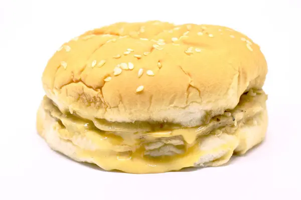 Hamburger wieprzowy z serem na białym tle — Zdjęcie stockowe