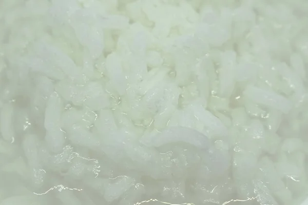 Варёный рис в чашке на белом фоне — стоковое фото